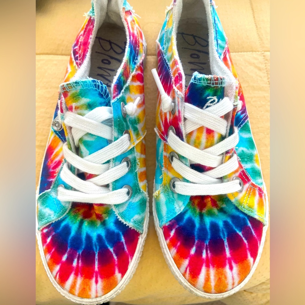 Blowfish Red and Blue Tie-Dye Sneakers
Bright colors and WHITE laces - bold 💕
